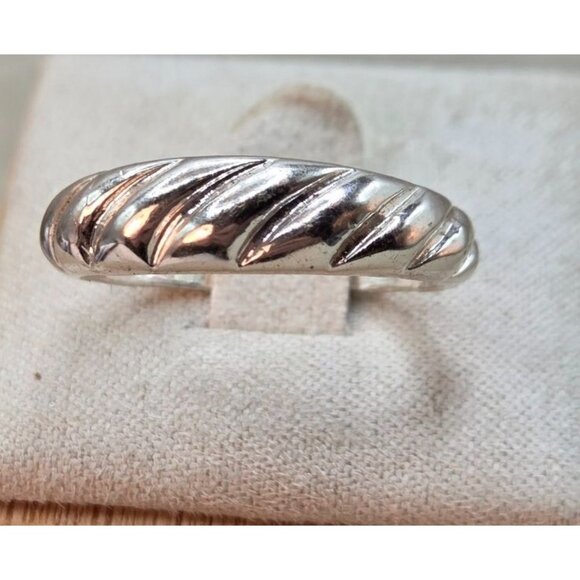 Silver Tone Ribbed Band - Size 8.75 Classic Style - Picture 1 of 4